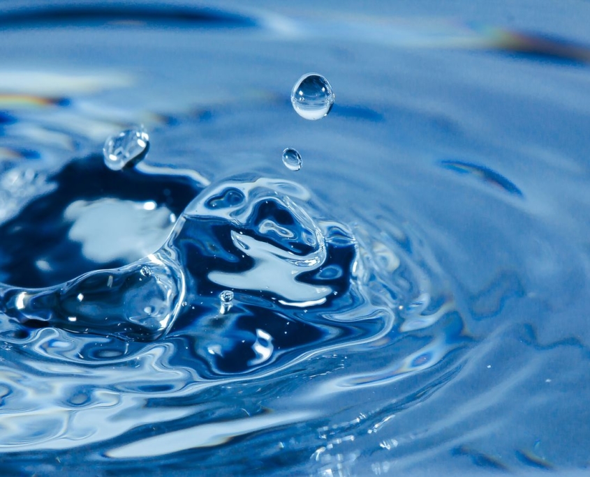 water-droplets-blue-water-drops-splashes-drop-water-close-up-blue-water-drop-macro